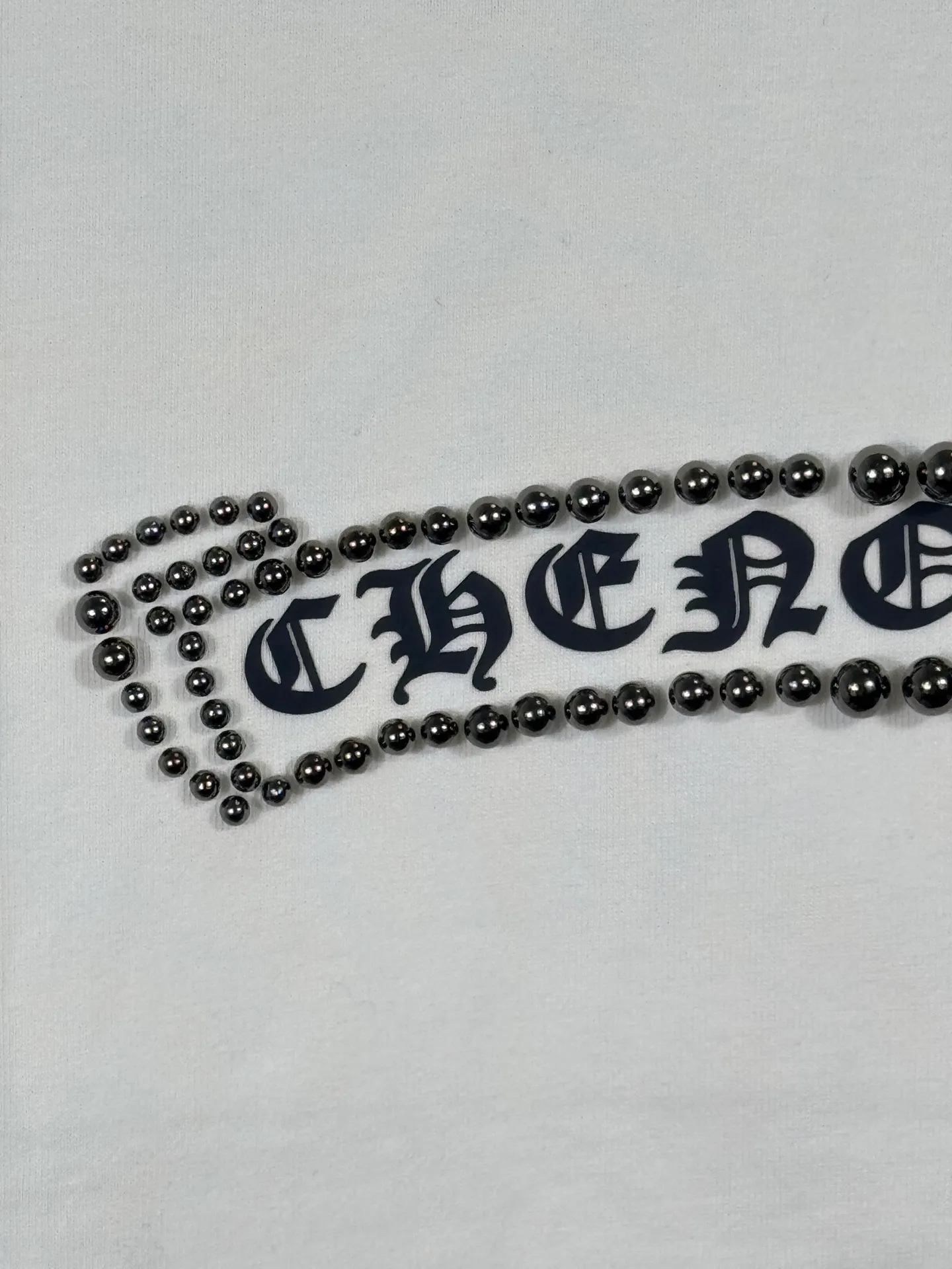 P250 top version, real shot without P, ​​different from market currency) 𝗖𝗵𝗿𝗼𝗺𝗲 𝗛𝗲𝗮𝗿𝘁𝘀/Cro Heart 2025 Autumn and Winter Horseshoe Cross Print Pearl Compass Couple Casual Long Sleeve 👑The highest version! Customized fabric 320g fabric! Horseshoe cross print pearl compass patch embroidery and exquisite embroidery of letters! The best-selling model in the counter, very comfortable to wear. Accessories: original molded and authenticated collar label➕100% silk wash label. Genuine purchase-grade original hangtag➕matching hanging rope➕3D hanging beads➕original packaging bag. Craftsmanship: The original version has consistent wiring! The highest version of the armhole matching technique! Color: Blue Black Size: S M L XL Style No.: 5171